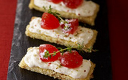 Tartine de harcha aux figues séchées, crème de buchette de chèvre et marmelade de tomates au thym - Photo par Fromages de Chèvre