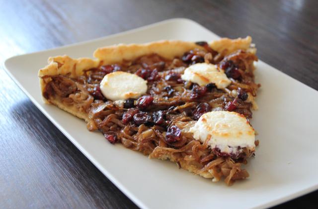 Tarte aux oignons caramélisés, cranberries et chèvre frais - Photo par Mel's way of life