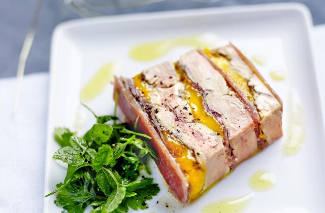 Terrine de foie gras poêlé, mangue, jambon de Bayonne et gelée de sauternes au poivre de Timut - Photo par Aoste
