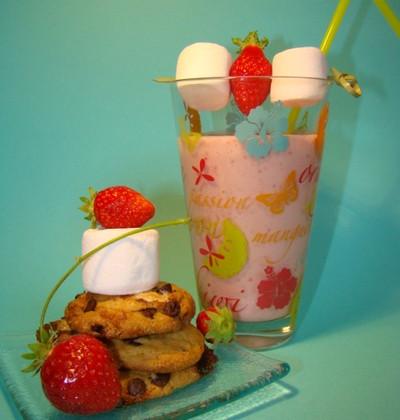 Milk-shake fraise vanille de Léa, et ses petits cookies aux pépites de chocolat et éclats de chamallow - Photo par Sandrine Baumann