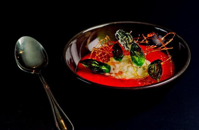 Soupe de fraises, sorbet basilic et tuile de caramel - Photo par Mon Primeur