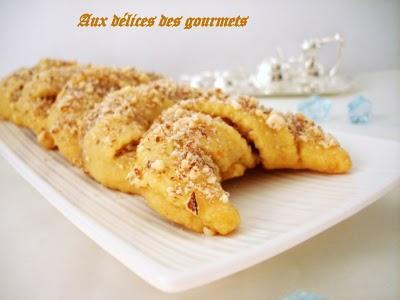 Cornes de gazelle aux amandes et aux amandes et aux miel (t'charak M'aassel) - Photo par fimere2