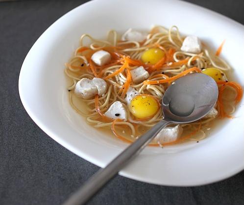 Dés de poulet pochés au bouillon crustacé, nouille chinoise et julienne de carotte - chefni