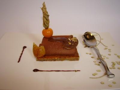 Illusion d'une bûche de Noël aux marron, pralin, clémentine confite et chocolat - Photo par Sandrine Baumann