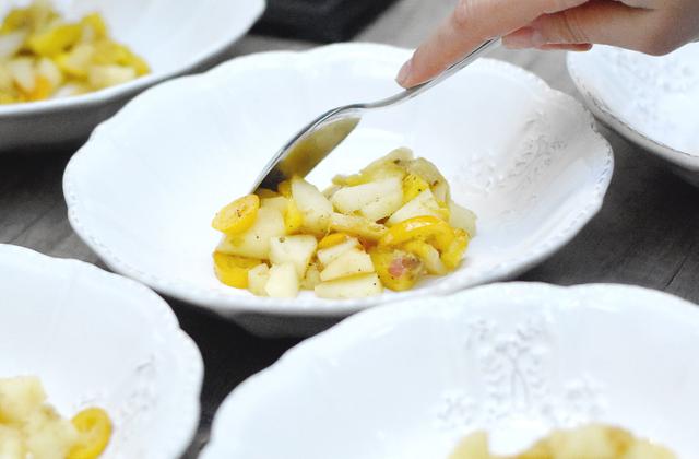 Poêlée de fruits aux épices, petites tuiles craquantes - Biocoop