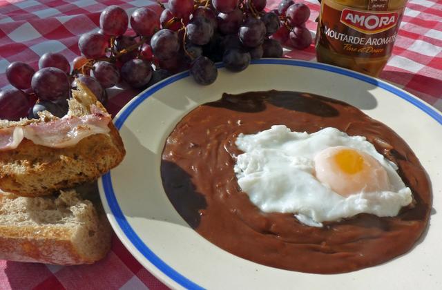 Sauce à l'œuf vigneronne du Berry, au vin rouge et à la moutarde aromatisée Amora - Photo par marie3w