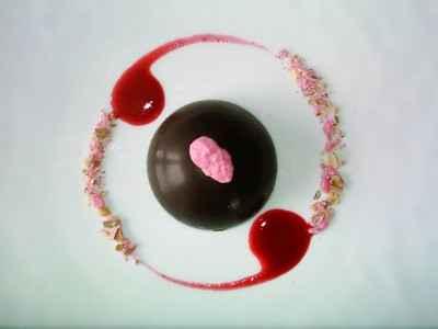 Dôme de chocolat, mousse fraise - Photo par BerqueretVincent