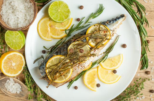 Filets de maquereau grillés au citron, thym et romarin - Photo par 750g