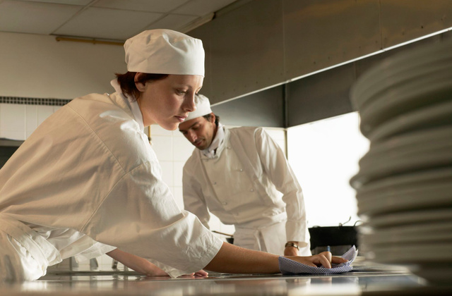 SOS bactéries : on ne rigole pas avec l'hygiène en cuisine