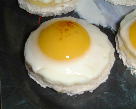 Toasts aux oeufs de caille - Photo par alexgo