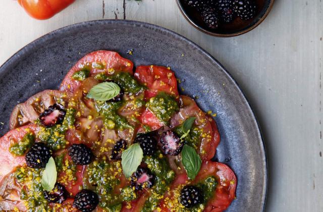Carpaccio de tomates de France, pesto de pistaches et mûres - Photo par Angèle Ferreux Maeght/CamilleChamignon