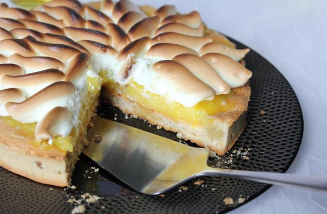 Tarte au citron jaune, meringue citron vert, pâte sablée amande et pistache - Photo par misyl4