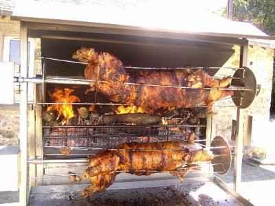Cochon de lait à la broche (grill) - Photo par laveni