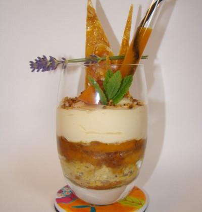 Tiramisu aux abricots, noisette, caramel, et son coulis à la vanille - Photo par Sandrine Baumann