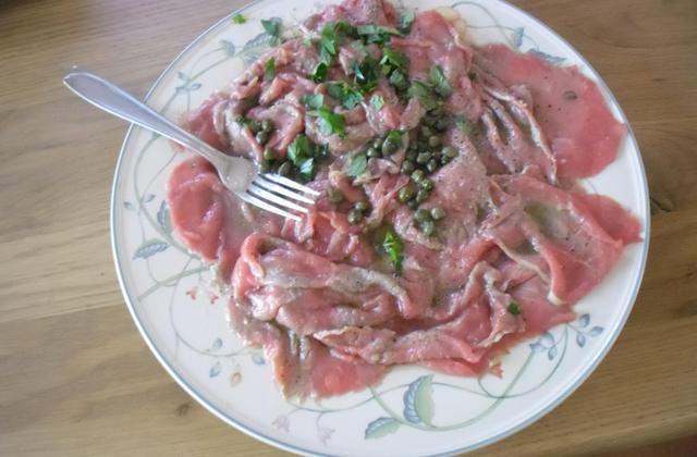 Carpaccio de bœuf à la marinade d'huile d'olive, citron et câpres - Photo par cuistomaco