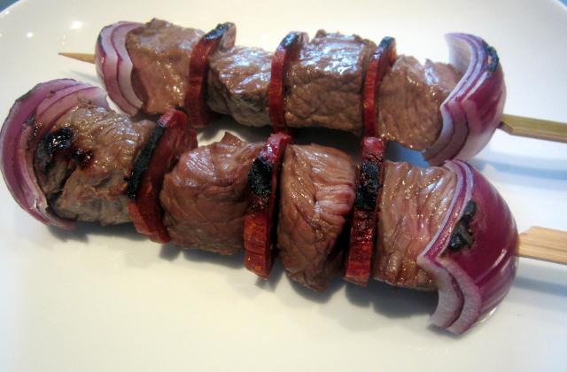 Brochette de bœuf toute rouge - Photo par sophroch