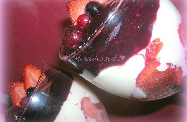 Panna cotta aux fraises et coulis de fruits rouges - Photo par mercedessert