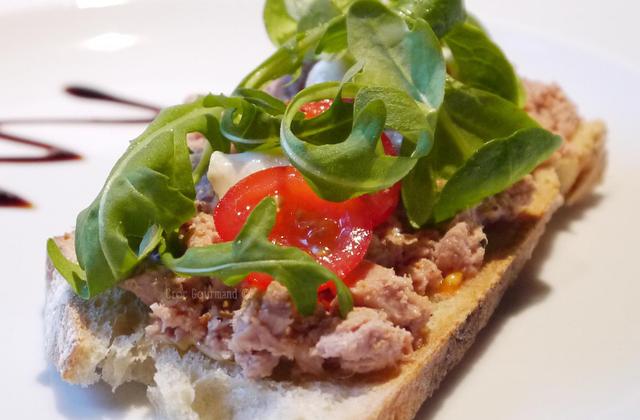 Tartines de thon, tomates cerise et basilic maison - Photo par justineDi
