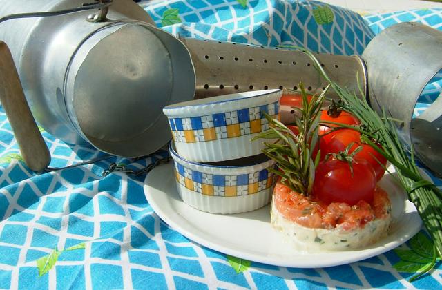 Pressé de faisselle et son tartare de tomates à la ciboulette du jardin au deux Z' Amora - Photo par festin