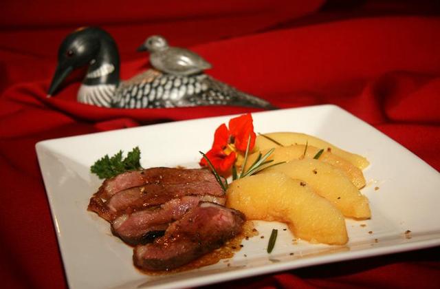 Magret de canard aux coings à la vapeur de romarin - Photo par jackieyZ