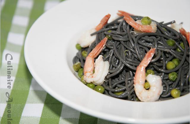 Spaghettis noirs aux petits pois et crevettes - Photo par Culinaire Amoula