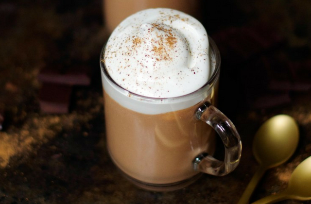 Chocolat chaud à la cannelle fait maison - Photo par PourDeBon
