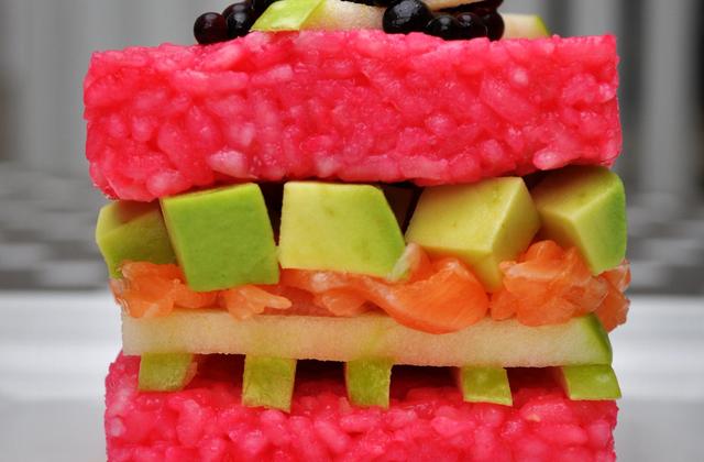 Sushi Cube Saumon de Norvège, pomme Granny, avocat et caviar de soja - Photo par anneboF2u