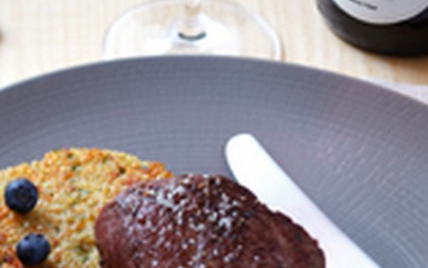 Pavé de biche sur galette de quinoa, sauce pinot noir d'Alsace rouge et aux myrtilles - Photo par Vins d'Alsace