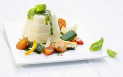 Timbales de semoule au gruyère AOC avec ragoût de légumes et sauce au basilic - Photo par Gruyère AOP suisse