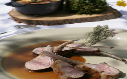 Carré d'agneau fumé au serpolet des claparèdes, rôti en cocotte de fonte une légère infusion de thym citronné argenté - domainecapelongue