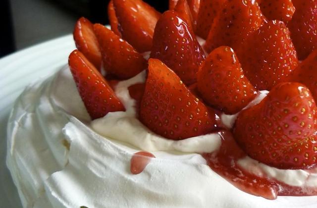 Pavlova aux fraises traditionnelle - Photo par RatatouilletteJo