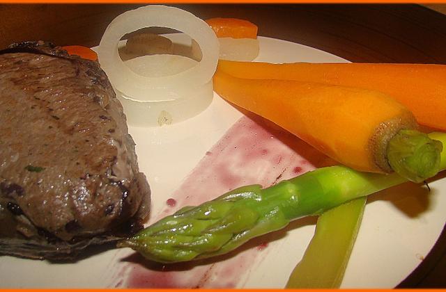 Pavé de cerf à la sauce au vin confiturée et sa géométrie de légumes - Photo par LaCuisineAFéfé