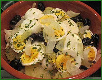 Morue au four avec oeufs, oignons, pommes de terre et olives (recette Portugaise) - Photo par delicesolives