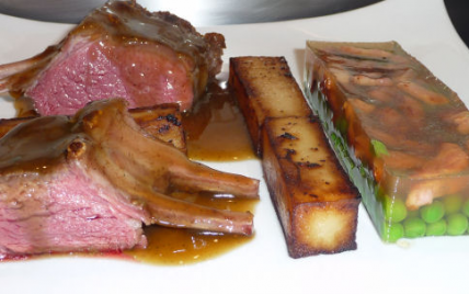 Carré d'agneau Bord Bia, petits pois et lardons en aspic tiède de whisky, pommes frites, sauce à la menthe - Photo par benoitE9w