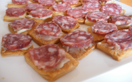 Toasts à la crème de pur brebis et saucisse sèche - Photo par ptitelC