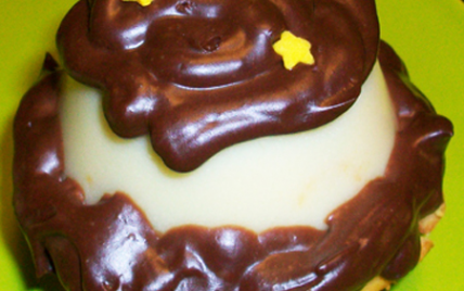 Mes mini délices : mini cheesecake au chocolat blanc citronné sous une pannacotta à l'orange curd, ganache au chocolat noir - Gourmande4ever