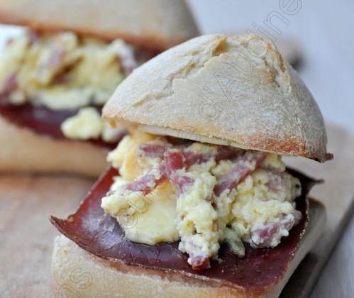 Petits pains garnis aux 3 fromages, œufs brouillés et viande des grisons - Photo par audech
