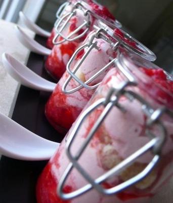 Verrines au baba au rhum et à la mousse de fraises - Photo par chefni