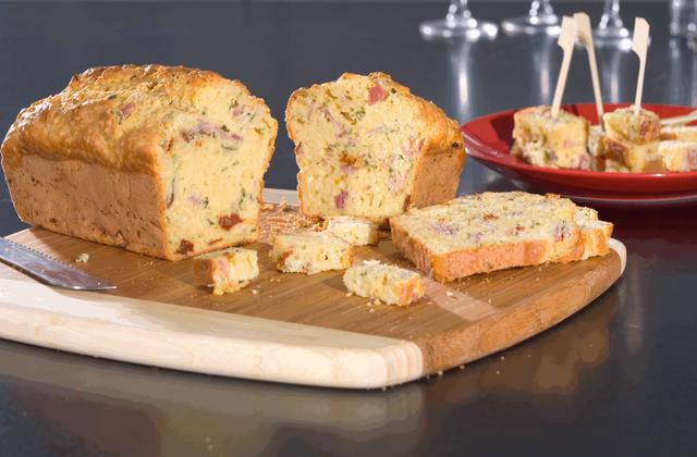 Cake jambon, fromage, tomates confites et cornichon - Photo par Amora