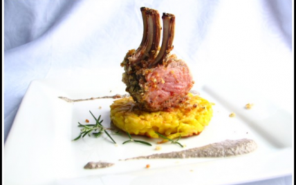 Carré d'agneau en croûte d'herbes, rösti de pommes de terre, sauce champignons - Photo par recettesceci