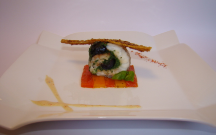 Ballotine de daurade aux épinards et olives noires, poivrons confits aux herbes de Provence, réduction moutardée au piment d'Espelette et poivron rouge, arrête croustillante aux graines de sésame - Photo par Sandrine Baumann