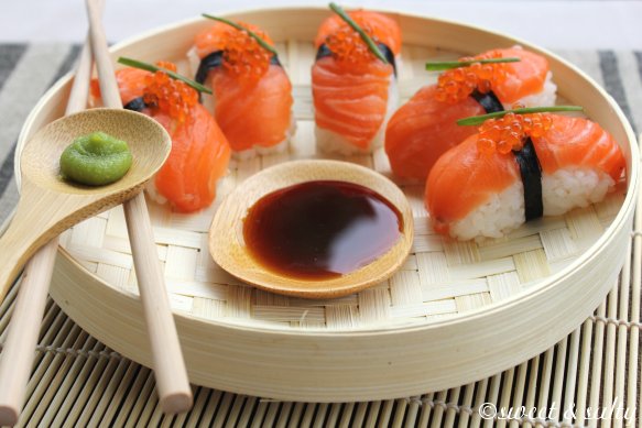 Nigiri sushi de saumon et œufs de truite - Photo par Dan