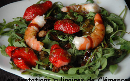 Salade de fraises, crevettes et roquette, sauce olive, balsamique et pistache - Photo par tentat