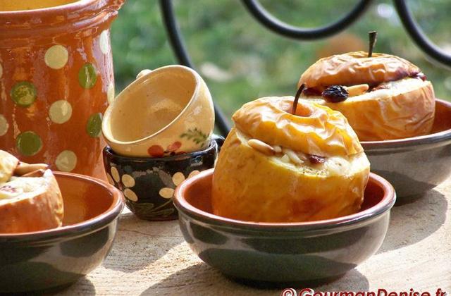 Entre la pomme et le fromage : Pomme cuite, farçie au Roquefort Papillon - Photo par Gourmandenise
