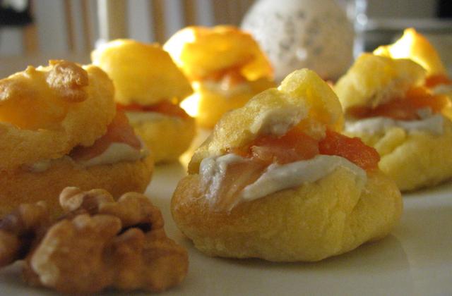 Petits choux farcis à la crème de roquefort, noix et saumon fumé - LoloTambouille