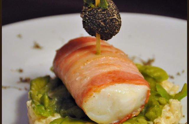Dos d'eglefin en robe de lard sur risotto truffé et pois mange-tout - Photo par membre_253430
