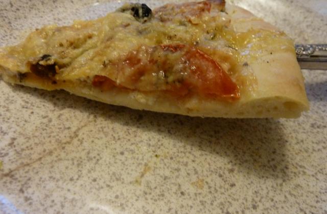 Pizza camembert chorizo et boursin au poivre - Lucf