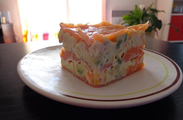 Mille feuille de saumon, surimi, avocat et maïs - Photo par Coraya