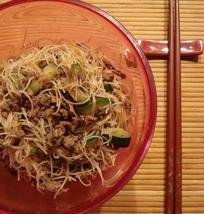 Nouilles de riz sautées au boeuf - Photo par emalamg