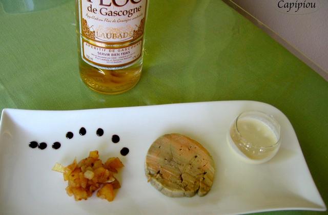 Chutney de pomme au Floc, crème d'ail et foie gras - Photo par Capipiou